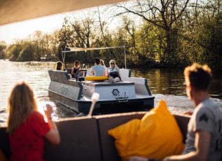 Het ‘Nieuwe Varen’ met de Qrafter loungeboot Het ‘Nieuwe Varen’ met de Qrafter loungeboot