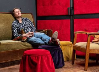 Interview met Patrick Nederkoorn: ‘Iedereen herkent dat alles als een houtje-touwtje aan elkaar vast hangt’ Patrick Nederkoorn - Fotografie Nico Brons