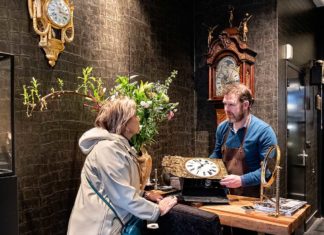 Zoals het klokje tikt, tikt het bij De Klokkenmakers De Klokkenmakers - Fotografie Nico Brons