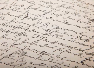 Onleesbaar HANDSCHRIFT? Kinderfysiotherapie M en M - Fotografie iStockphoto