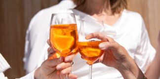 Een gezellig avond buiten de deur of thuis?