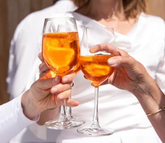 Een gezellig avond buiten de deur of thuis?